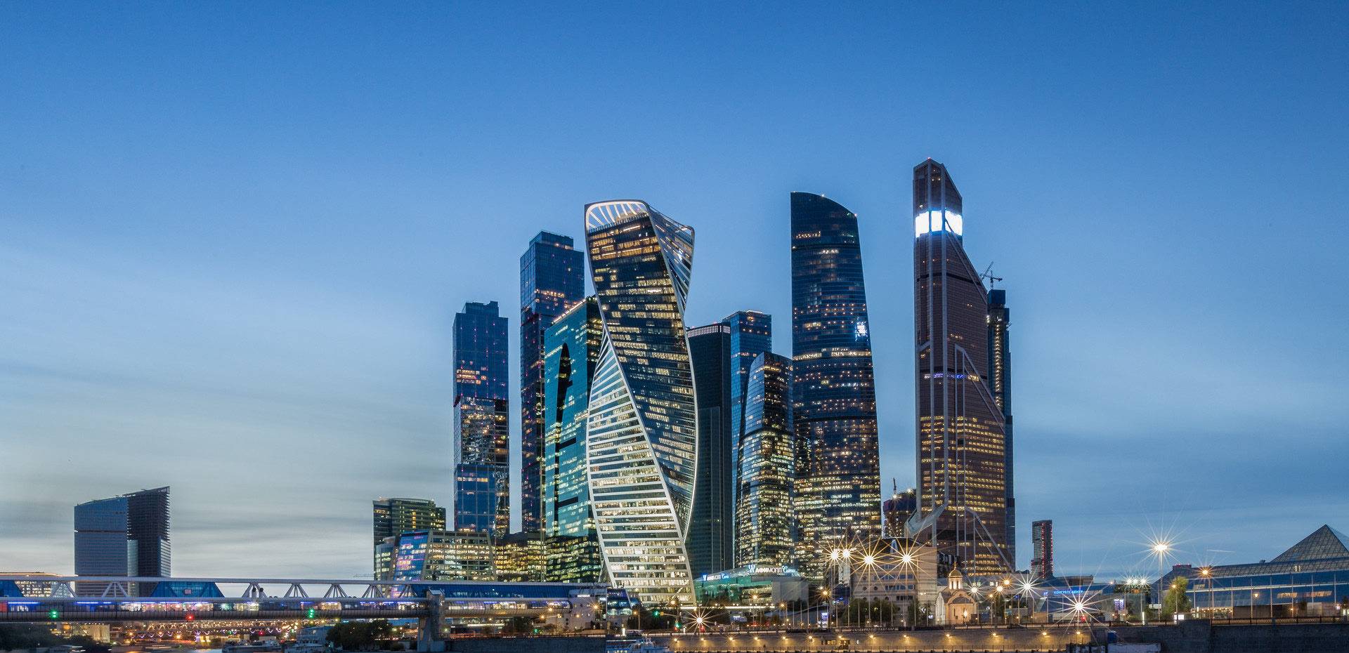 創(chuàng)精品工程 保用戶滿意 展鐵軍風(fēng)彩